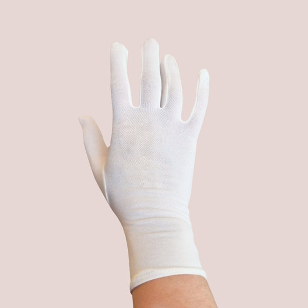 Hvide bambuseksemhandsker set fra håndryggen